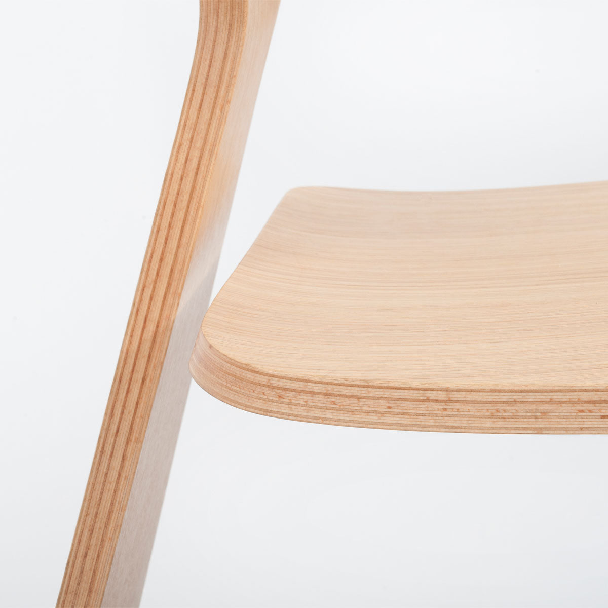 Ergonomischer Vollholzstuhl 'Ergo' in Eiche lackiert - Handwerk aus Südtirol