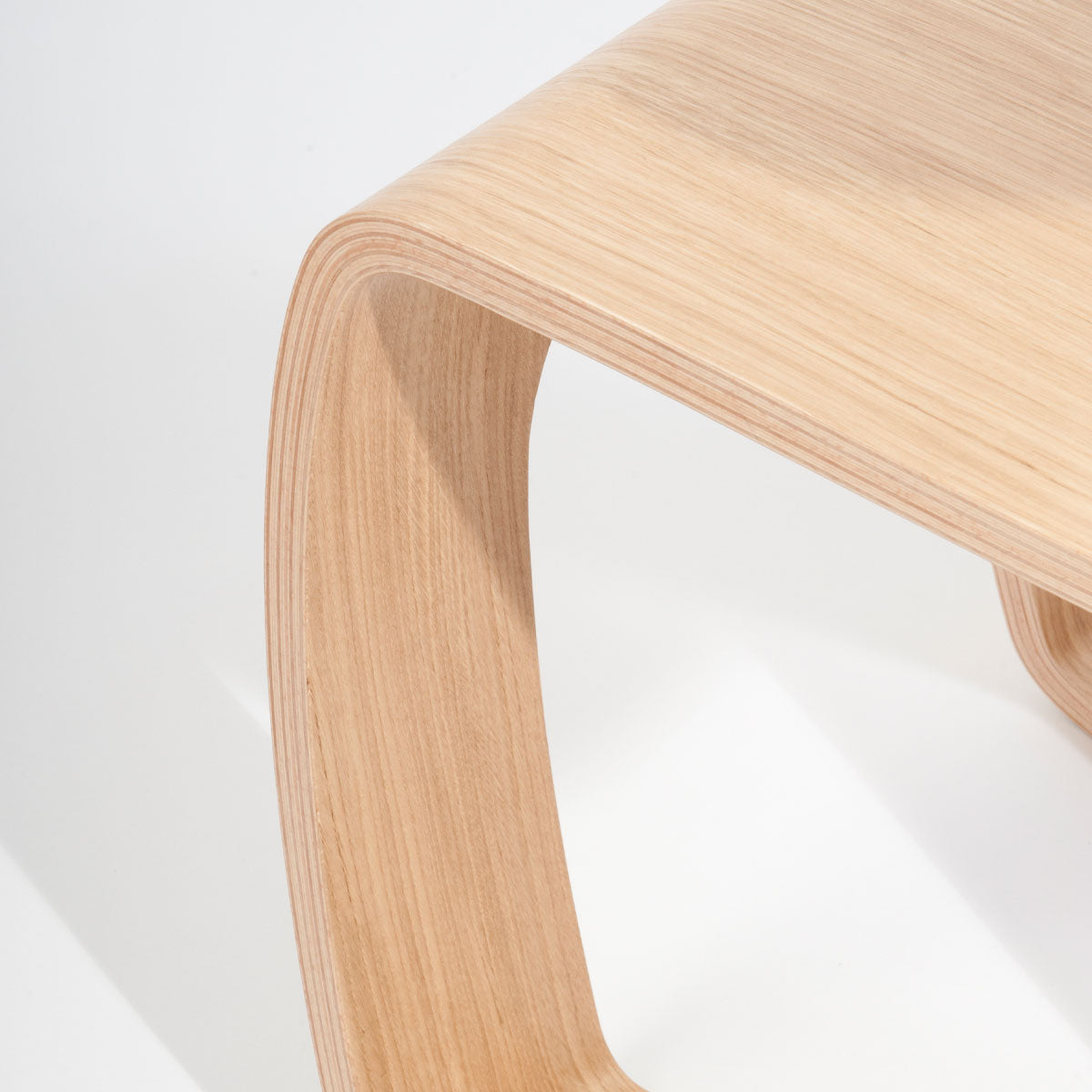 Ergonomischer Vollholzstuhl 'Ergo' in Eiche lackiert - Handwerk aus Südtirol