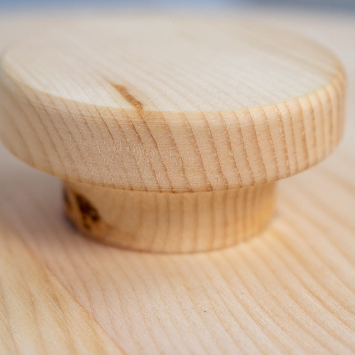 Hochwertiger runder Brotkasten aus Zirbenholz | 34,3x34,3x21,6 cm (LxBxH)  | inkl. Zirbengitter