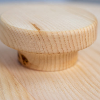 Hochwertiger runder Brotkasten aus Zirbenholz | 34,3x34,3x21,6 cm (LxBxH)  | inkl. Zirbengitter