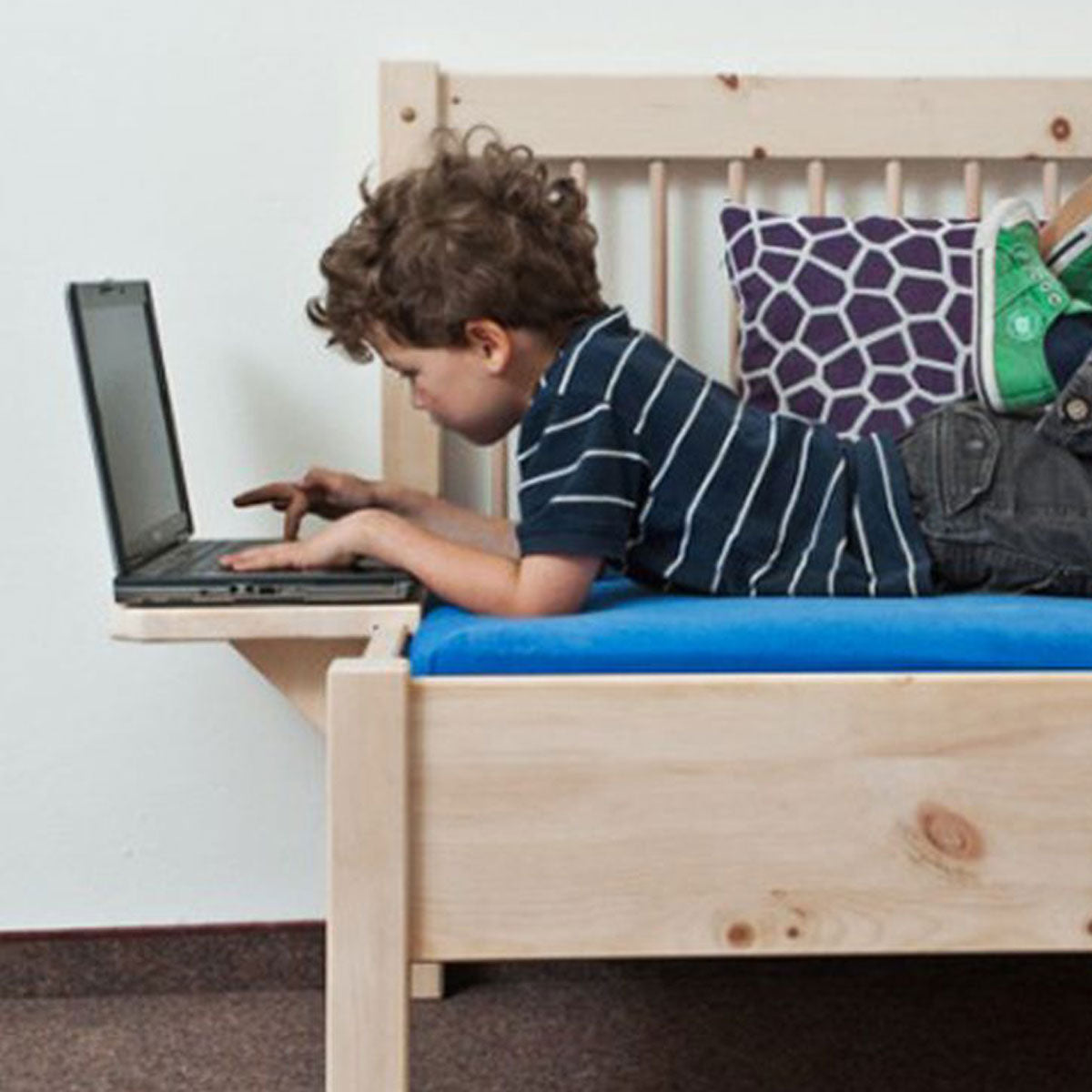 Flexible Konsole 'Dreams & More' - als Nachttisch oder Ablagebrett - Zirbe