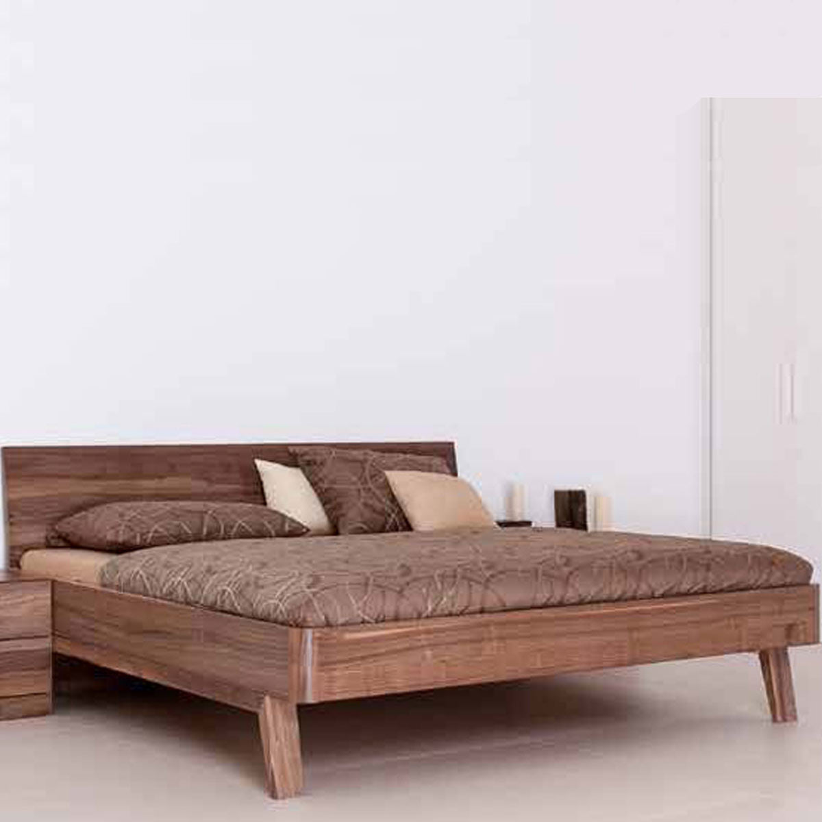 Klassisches Massivholzbett 'Style' -  90x200 Astfichte mit Wasserlack behandelt