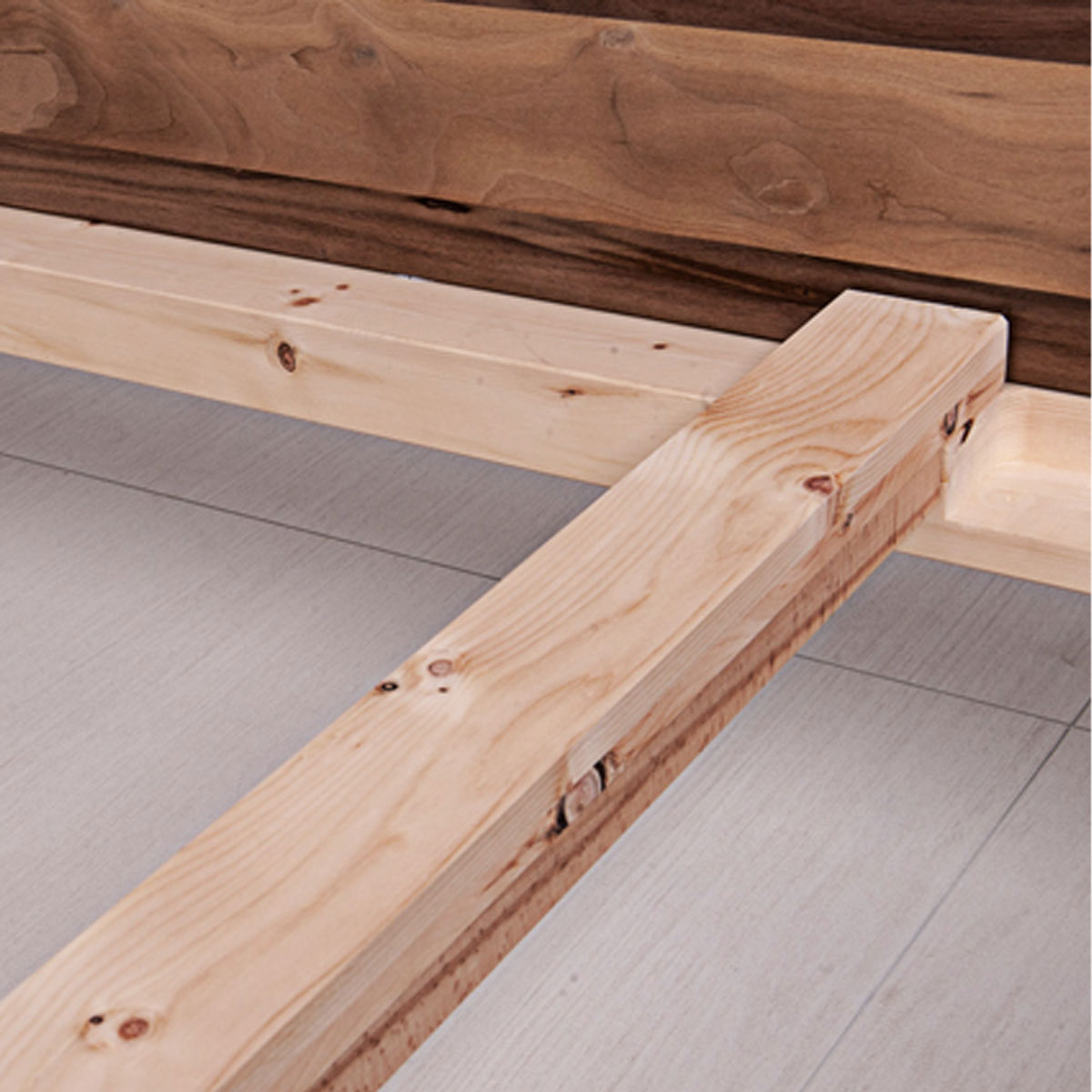 Klassisches Massivholzbett 'Style' -  90x200 Astfichte mit Wasserlack behandelt