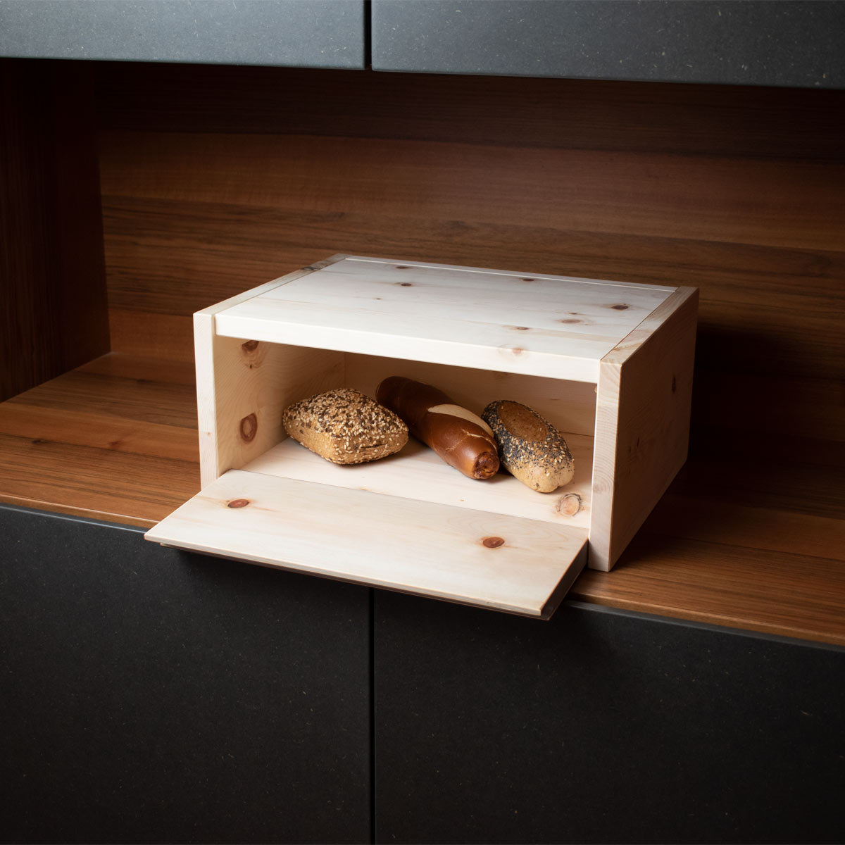 Flexibler Brotkasten aus Zirbenholz 30x23x14,5 cm (LxTxH)