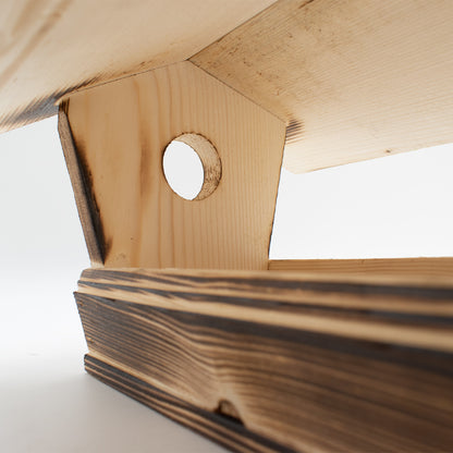 Vogelfutterhaus im schlichten Design aus gebrannter Fichte