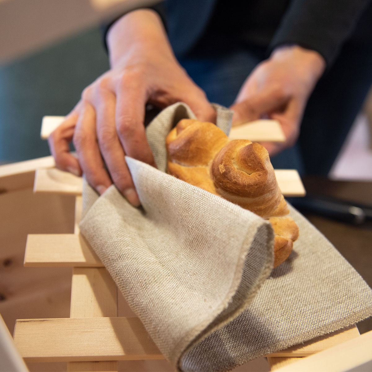 Brotkasten aus Zirbe 30x23x14,5 cm mit Einlegegitter & Bäckerleinen