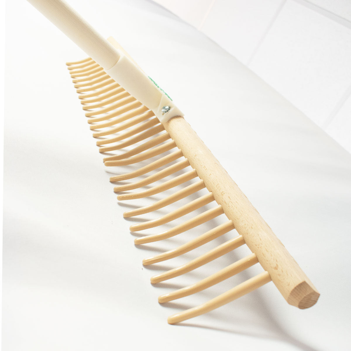 Hochwertiger Rasenrechen mit 28 Kunststoffzinken | 67 cm Rechenhaupt | 180 cm Lindenholzstiel  | Made in Austria