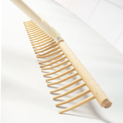 Hochwertiger Rasenrechen mit 28 Kunststoffzinken | 67 cm Rechenhaupt | 180 cm Lindenholzstiel  | Made in Austria
