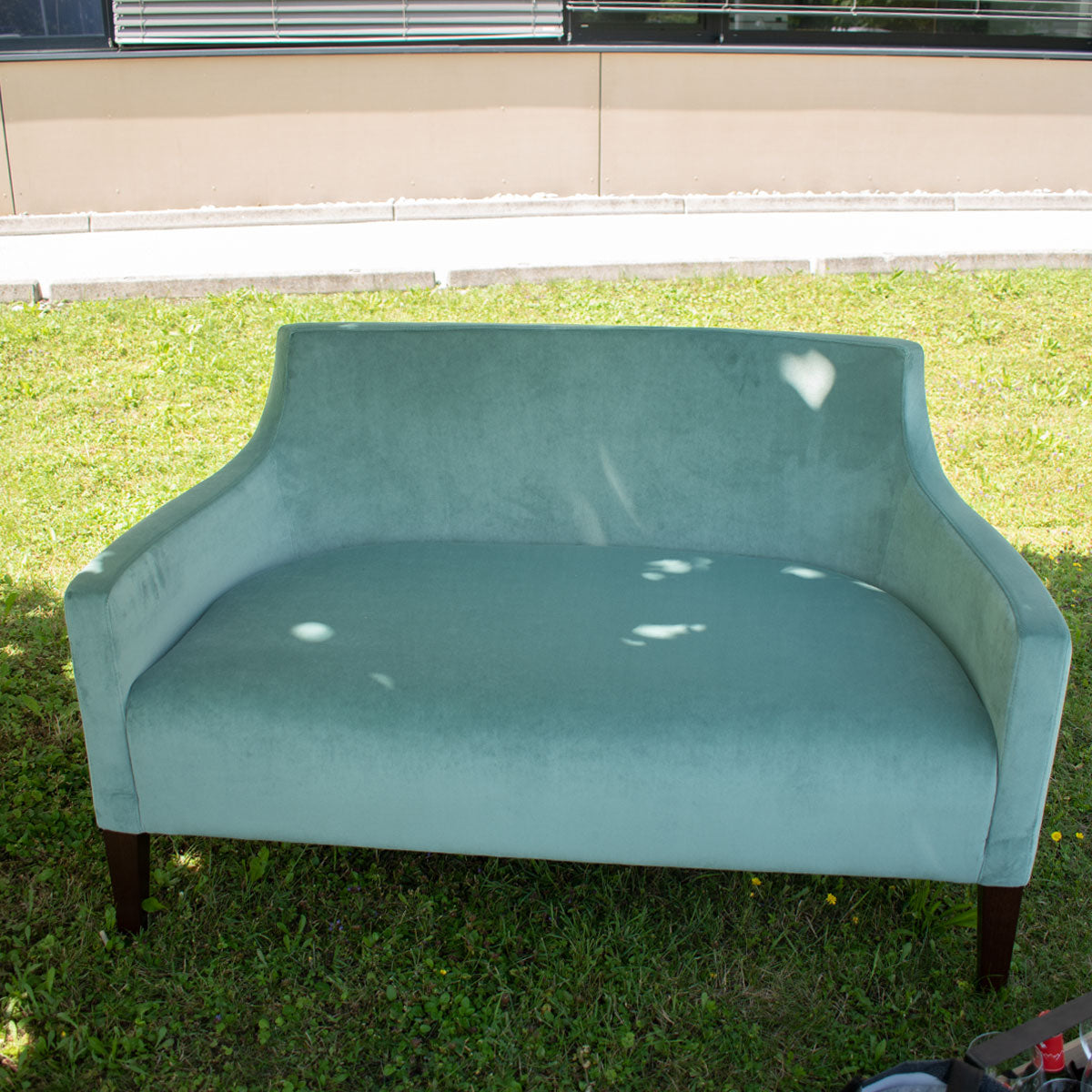 Sofa 'Isa' Gestell in Buche gebeizt | mit Samtstoff Türkis komplett überpolstert | Made in Südtirol