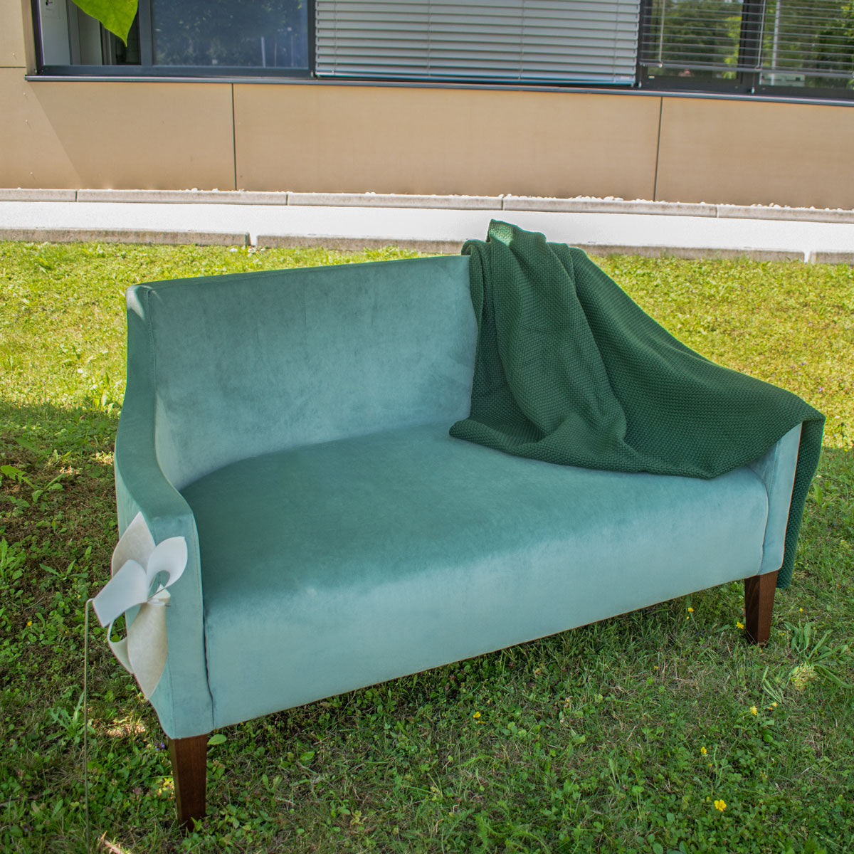 Sofa 'Isa' Gestell in Buche gebeizt | mit Samtstoff Türkis komplett überpolstert | Made in Südtirol