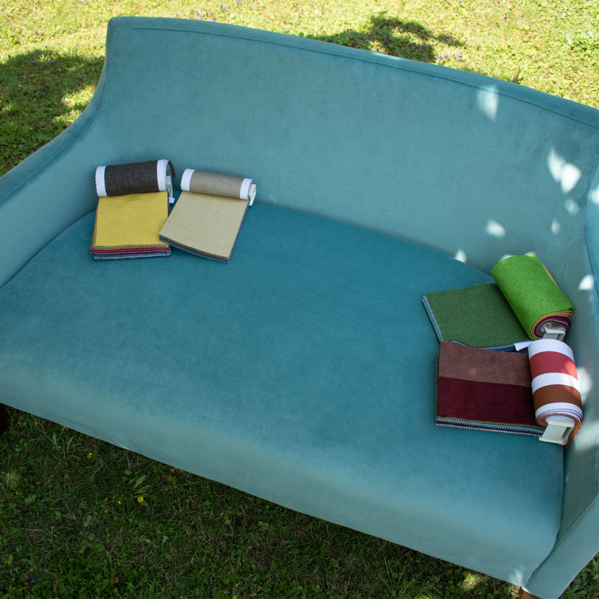 Sofa 'Isa' Gestell in Buche gebeizt | mit Samtstoff Türkis komplett überpolstert | Made in Südtirol