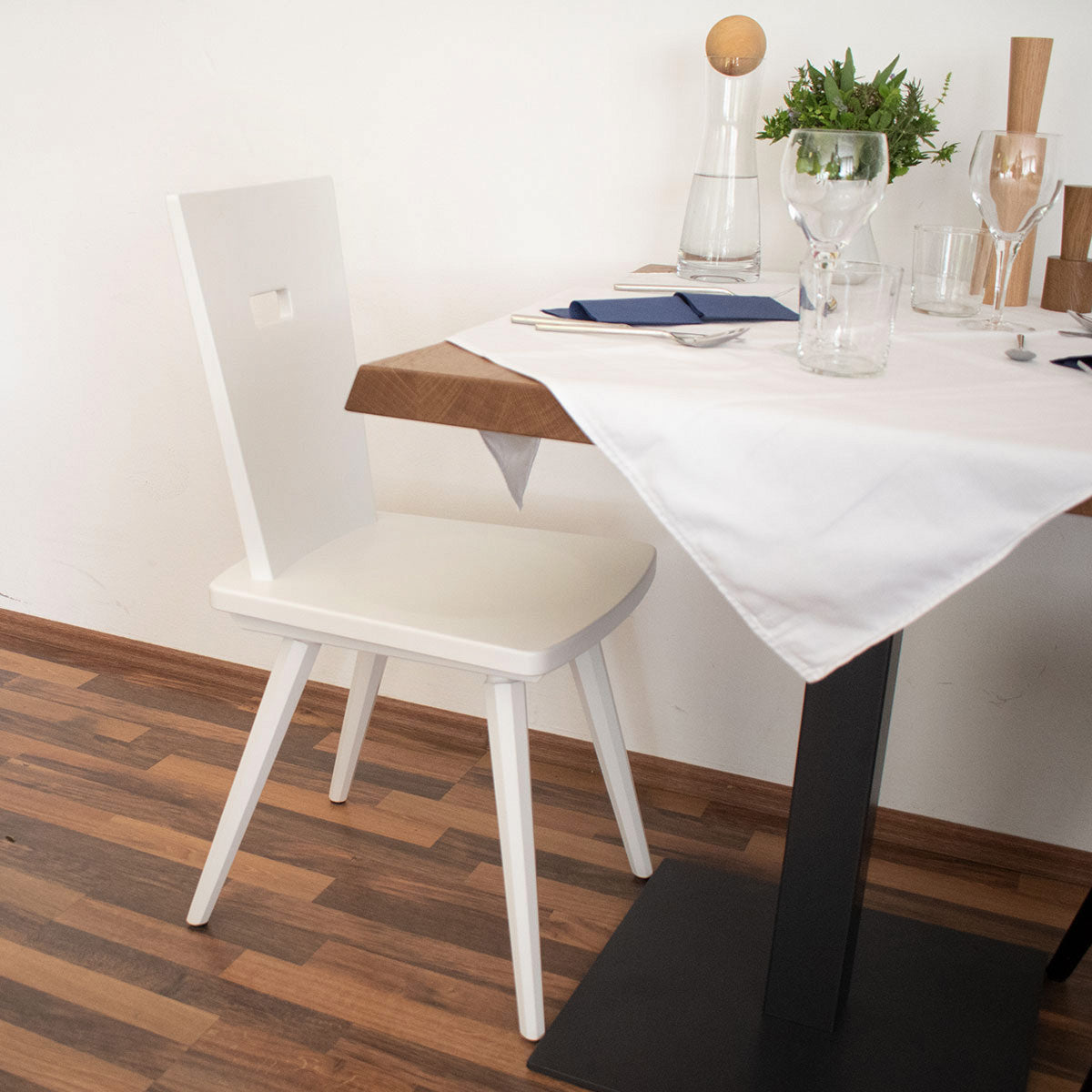 Eleganter Stuhl  'Black or White' | Vollholz Buche | deckend lackiert | Griff herzförmig | in Weiß