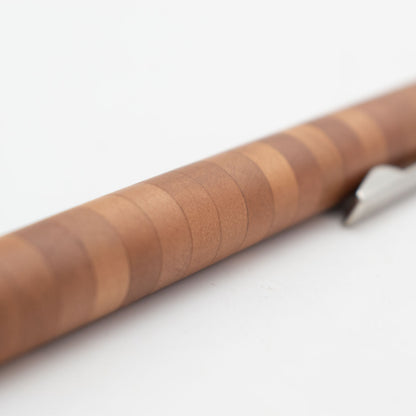 Unverwechselbarer Kugelschreiber 'Patchwork' aus verschiedensten Holzstücken im Streifenlook mit hochwertiger Apfelleder Hülle