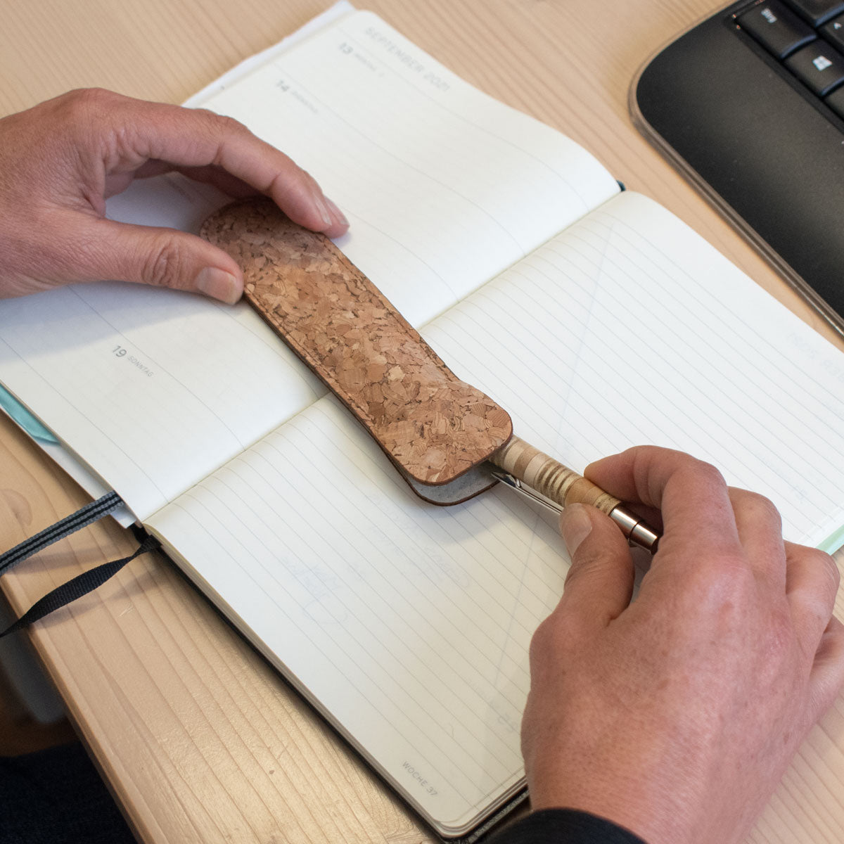 Unverwechselbarer Kugelschreiber 'Patchwork' aus verschiedensten Holzstücken im Streifenlook mit hochwertiger Apfelleder Hülle