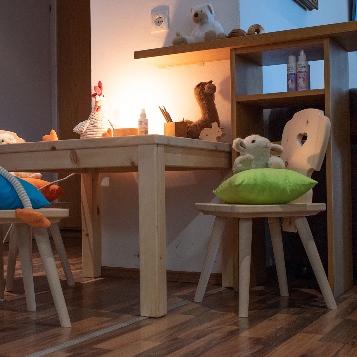 Kinderstuhl aus leichtem Zirbenholz - 'Sweetheart' - Füße in Buche