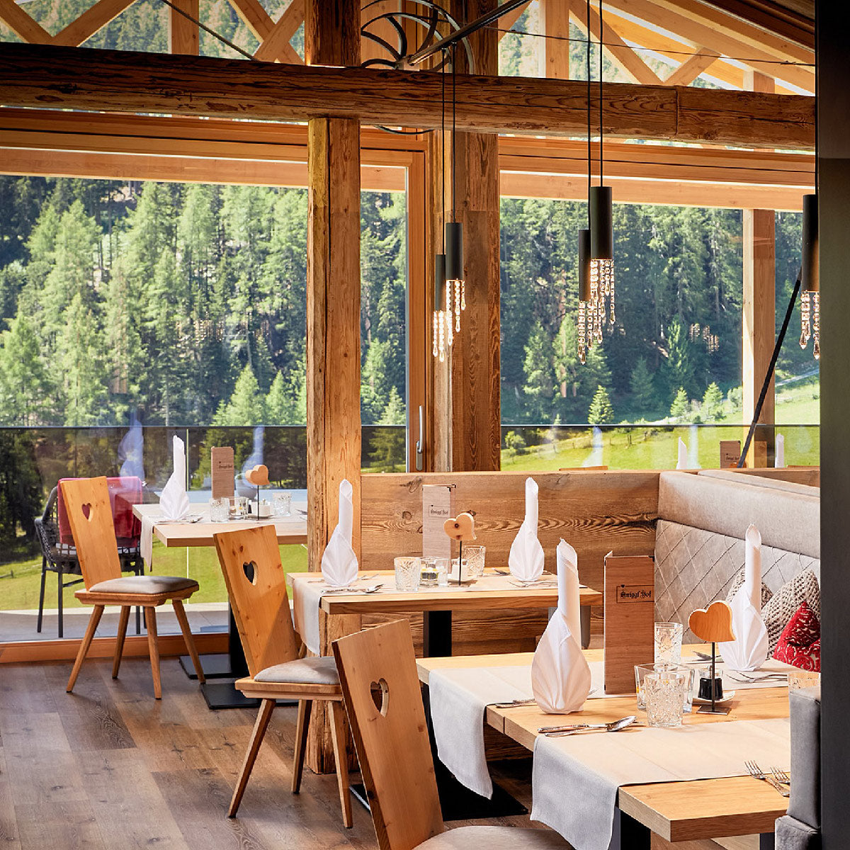 Landhausstuhl aus Zirbenholz 'Alpine Seat' - Füße in Buche - Country Style