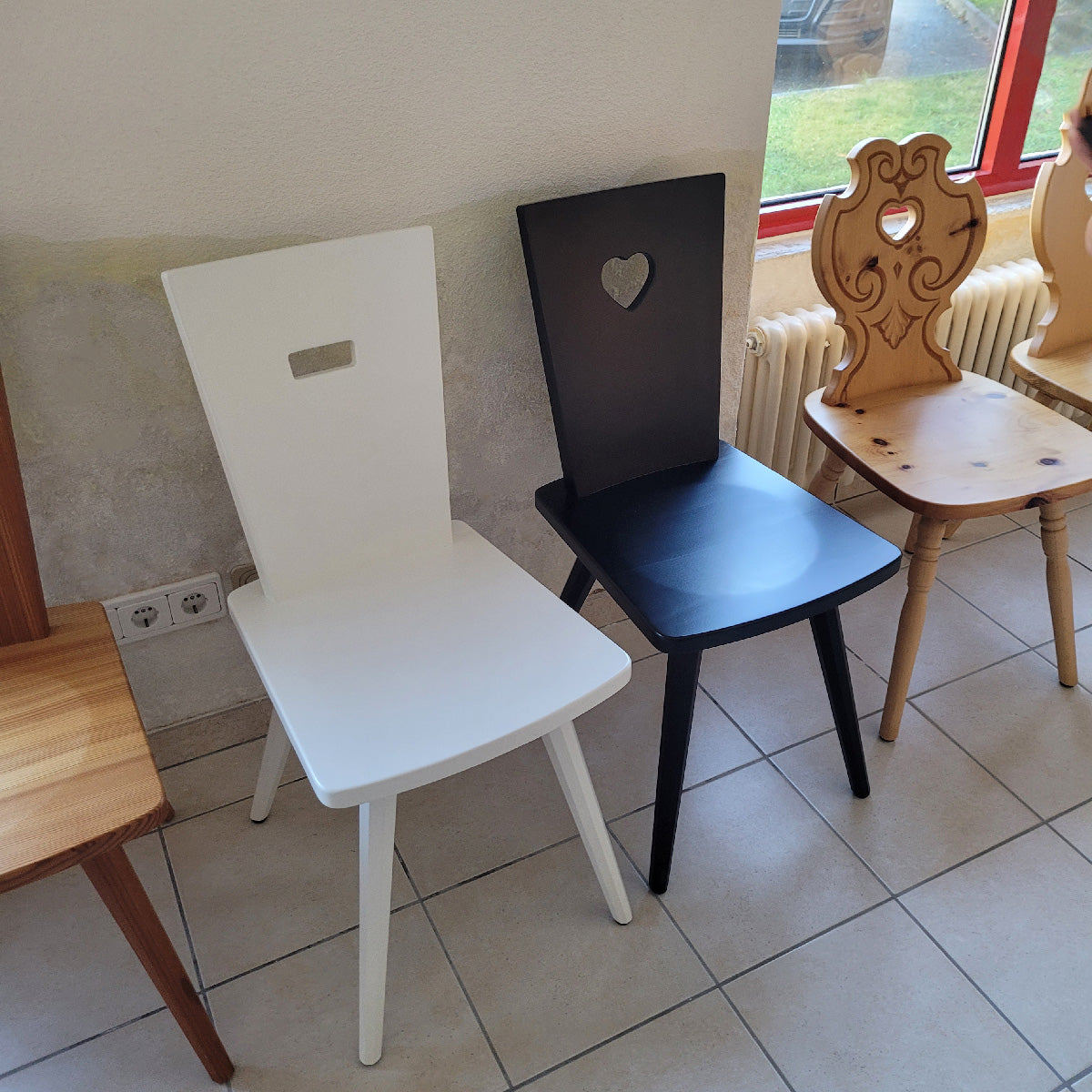 Eleganter Stuhl  'Black or White' | Vollholz Buche | deckend lackiert | Griff herzförmig | in Schwarz