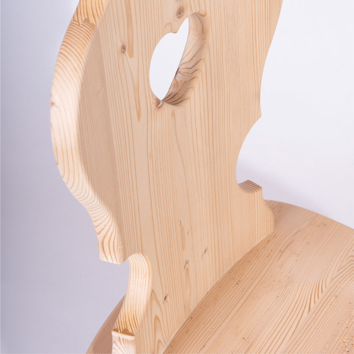 Bauernstuhl  'Urform großherzig' | Zirbe unbehandelt | B 41 x T 38 x H 87 cm | Füße in Buche
