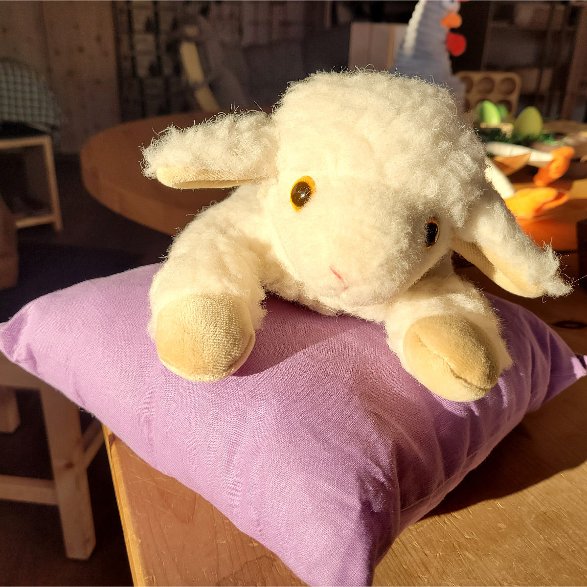 Kuscheltier aus Schafwolle mit Kirschkern Füllung 'Cherry Belly' 24 cm Länge - Handarbeit aus Österreich