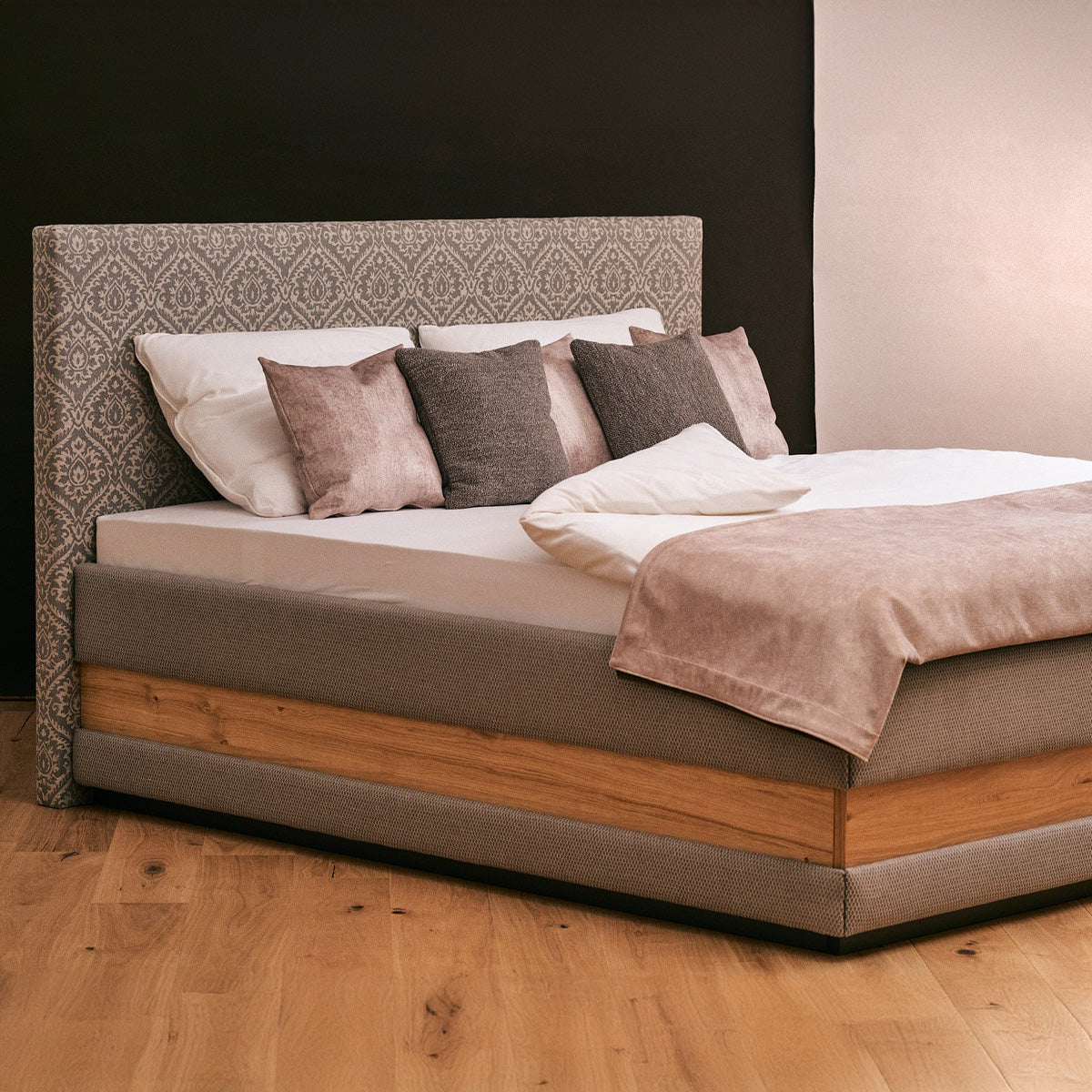 Schlafsystem Bett ClassicAlpine | 200 x 180 cm |  elektrisch | Wendematratze | Rosshaar Topper | Stoff weiß/taupe