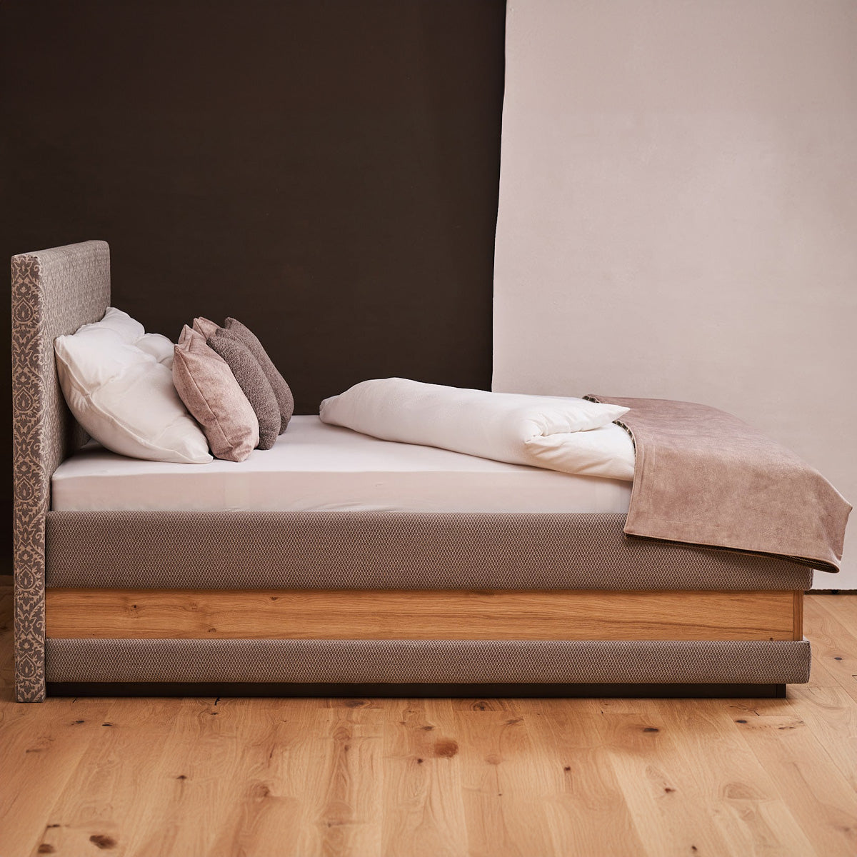 Schlafsystem Bett ClassicAlpine | 200 x 180 cm |  elektrisch | Wendematratze | Rosshaar Topper | Stoff weiß/taupe