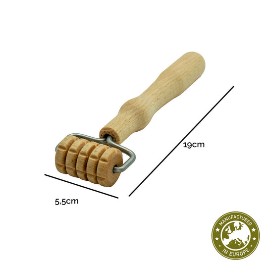Gesichtsmassagewalze Gr. S | Buche massiv | 1 Griff mit Metallbügel | Rolle mit 5 Längseinkerbungen und je 6 Kerben | Faszienrolle Massagegerät | Manufactured in Europa