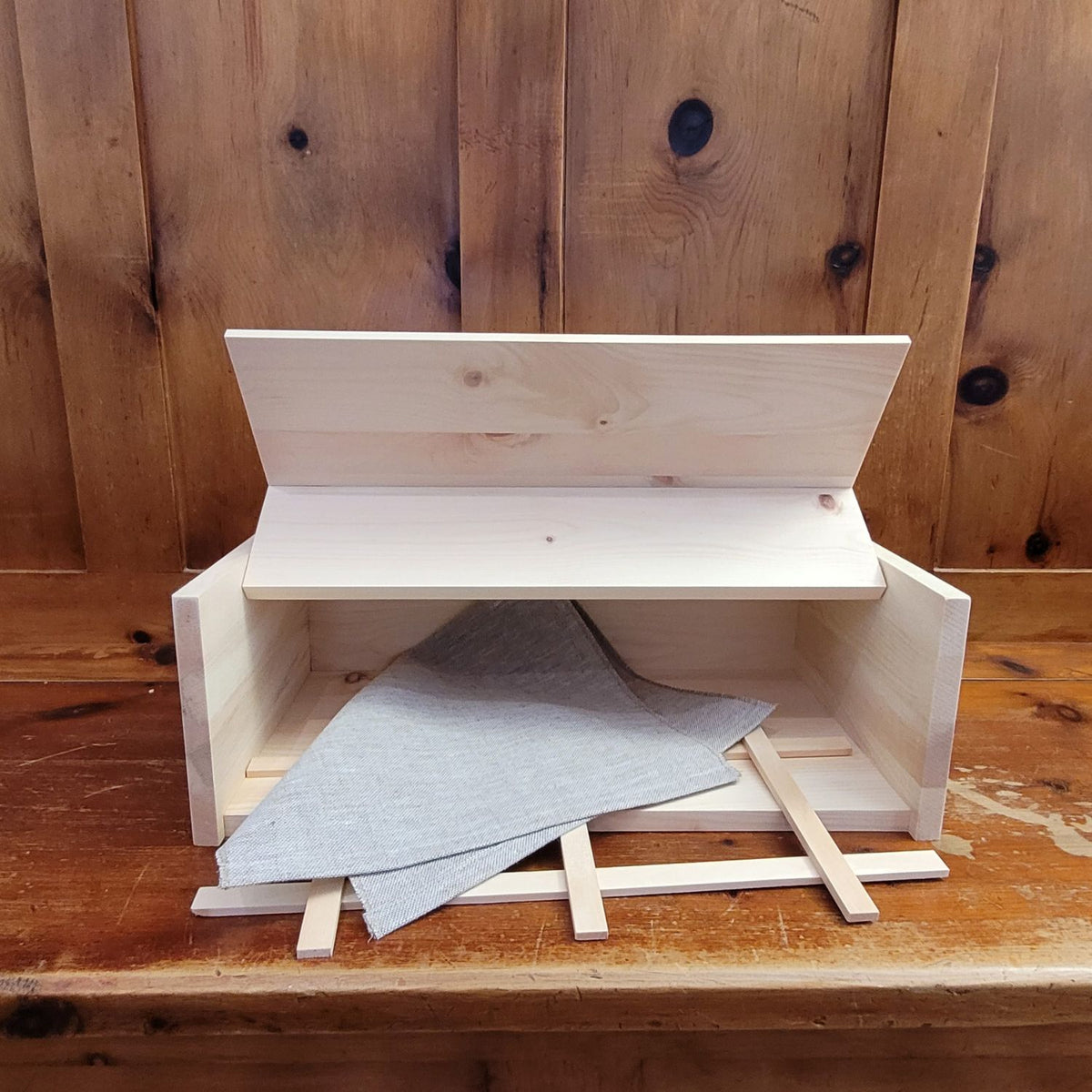 Brotkasten | inkl. Zirbenholz-Gitter & Bäckerleinen |  45 x 16 x 25 cm | 100% Zirbenholz | Echtes Handwerk