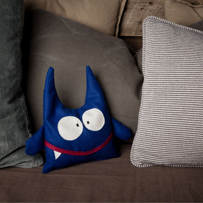 Kuscheltier | Wassermonster 'Splashy' | Merinoloden | Zirbenholzgranulat | blau | L 18 x H 31 x T 6 cm