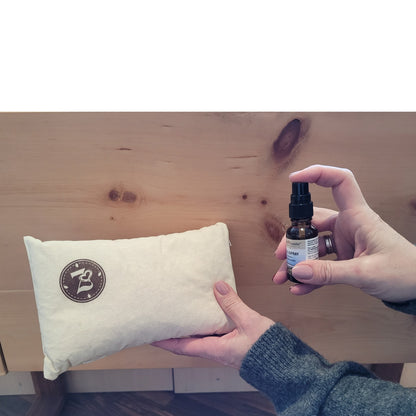 Set "Kissenschlacht" | Kissen Natur  23 x 15 cm mit Zirbenflocken + Zirbenspray 20 ml