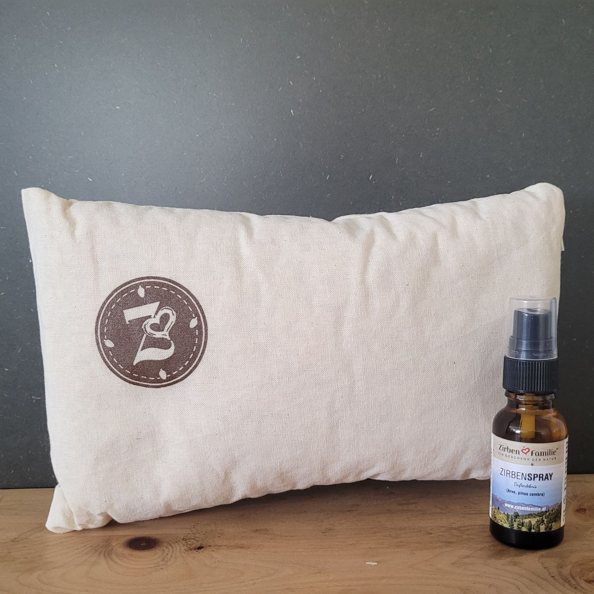 Set "Kissenschlacht" | Kissen Natur  23 x 15 cm mit Zirbenflocken + Zirbenspray 20 ml