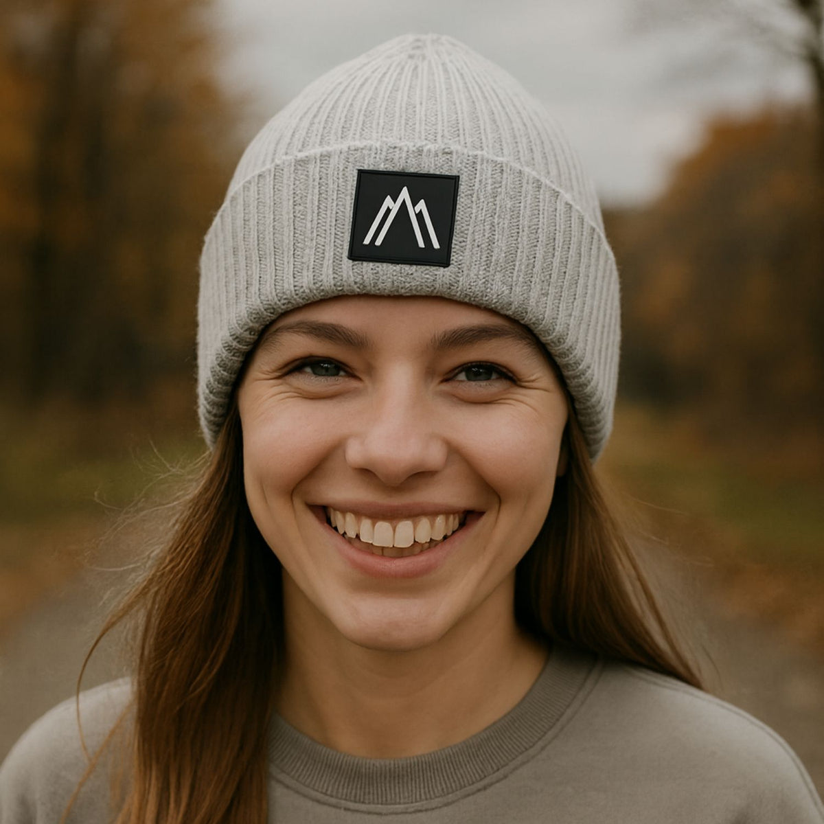 ALPS RESORTS Mütze | Beanie aus Bio-Baumwolle | weiß mit Gummi-Patch | formstabil