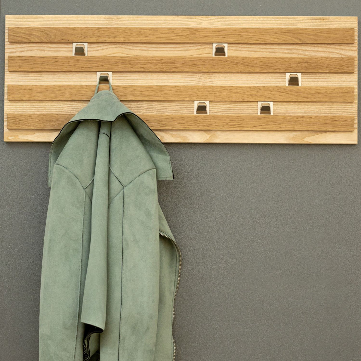 Wandgarderobe | verschiebb. Haken | L 78 x B 28 x H 2,4 cm | Esche und Eiche