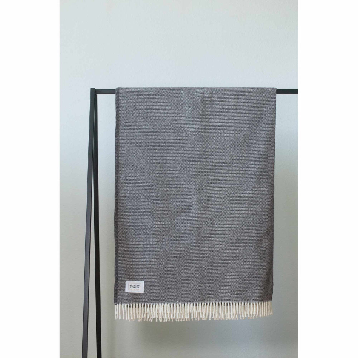 Kuscheldecke 'Relax' | 140x200 cm | BW und PA | Mittelgrau |  waschbar