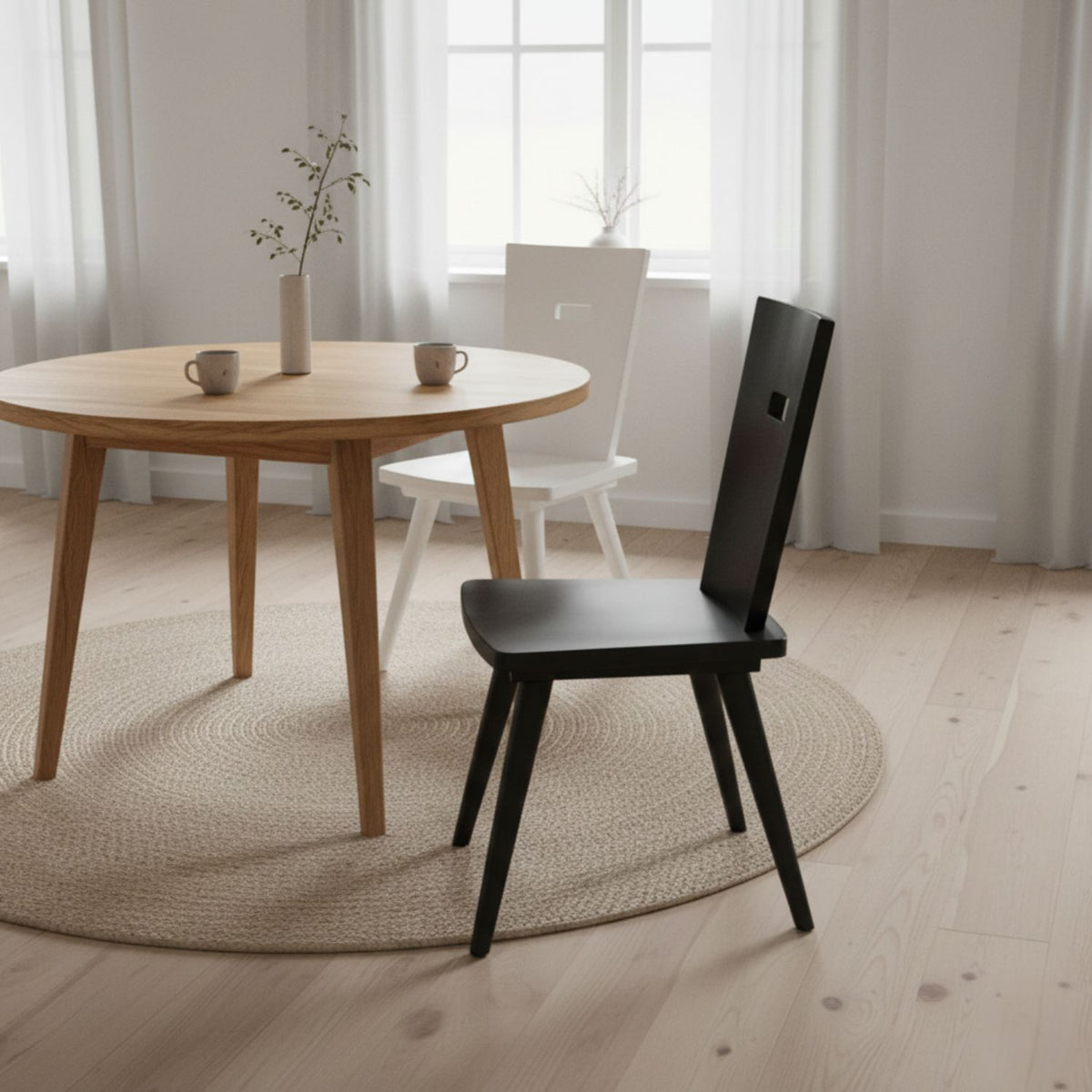 Eleganter Stuhl  'Black or White' | Vollholz Buche | deckend lackiert | Griff rechteckig | in Schwarz