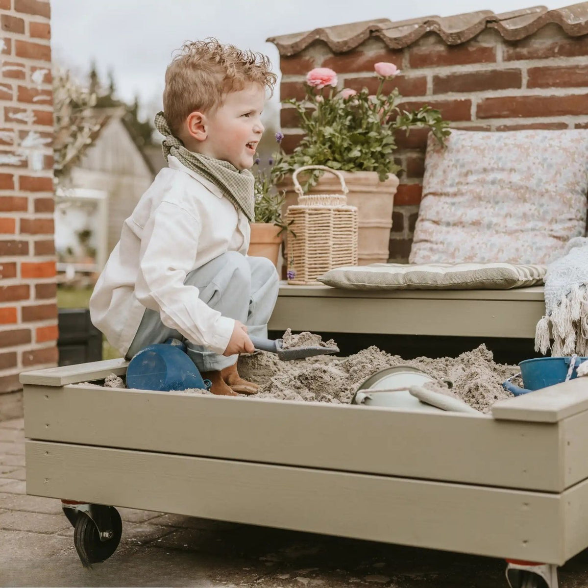 Sandkasten 'Fun' | Sitzbank | Räder | L 120 x B 60 x H 46 cm | Holz unbhandelt
