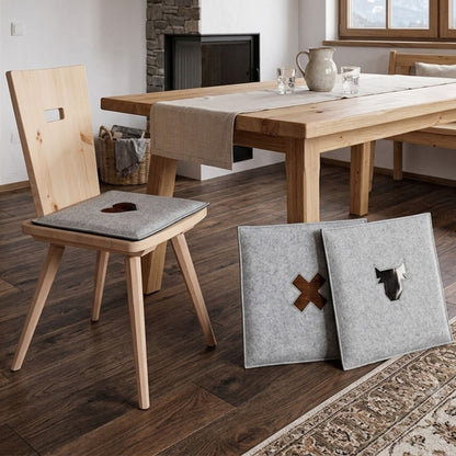 Stylisches Sitzkissen aus Filz mit Motiv ‘Cozy’ herz_hellgrau