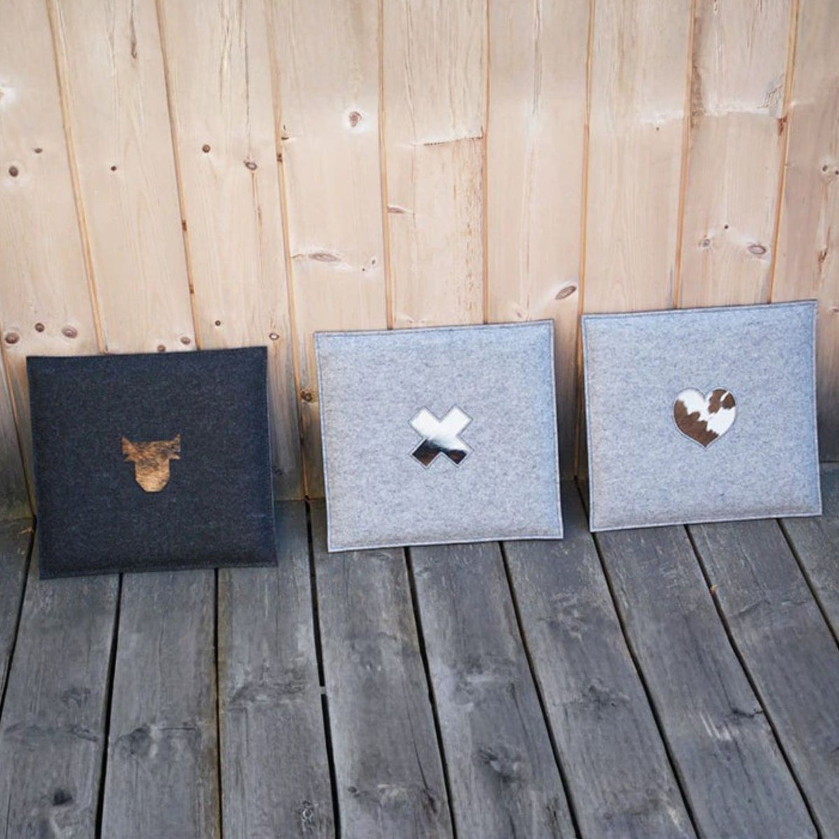 Stylisches Sitzkissen aus Filz mit Motiv ‘Cozy’ herz_hellgrau