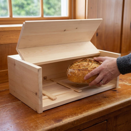 Brotkasten mit Klappe | inkl. Zirbenholz-Gitter |  L 45 x B 16 x H 25 cm | 100% Zirbenholz