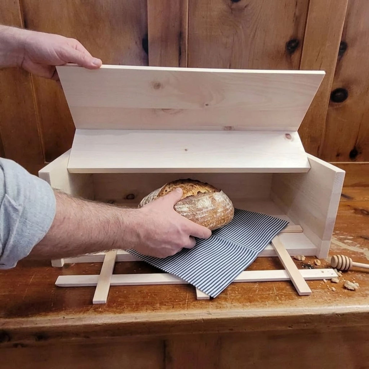 Brotkasten mit Klappe | inkl. Zirbenholz-Gitter und Bienenwachstuch |  L 45 x H 16 x B 25 cm | 100% Zirbenholz | Echtes Handwerk