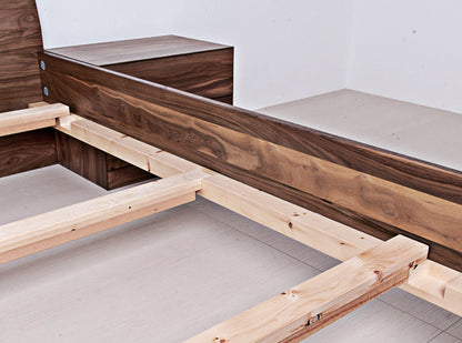 Klassisches Massivholzbett 'Style' -  90x200 Astfichte mit Wasserlack behandelt