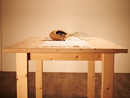 Massiver Holztisch 'Tablein' - im Landhaus-Stil  Astfichte mit Wasserlack behandelt 160x90x75