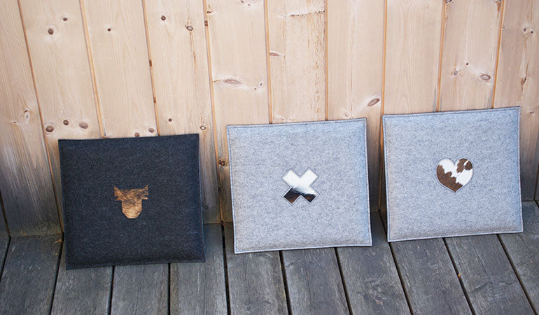 Stylisches Sitzkissen aus Filz mit Motiv ‘Cozy’ kreuz_dunkel