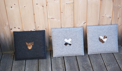 Stylisches Sitzkissen aus Filz mit Motiv ‘Cozy’ kreuz_dunkel