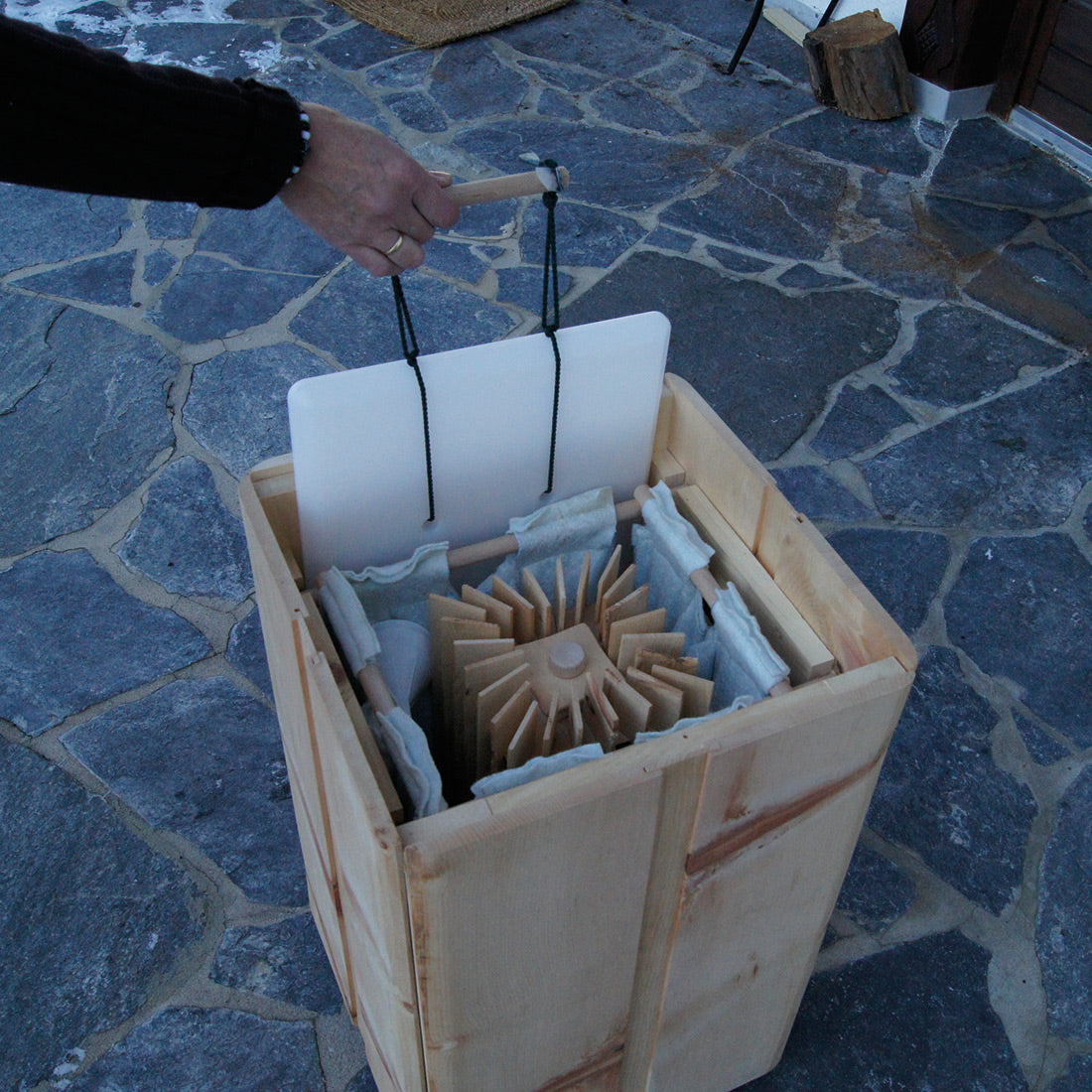 Nachhaltige Klimabox 'Fresh & Free' |  aus Zirbenholz | B 40 x T 40 x H 66 cm