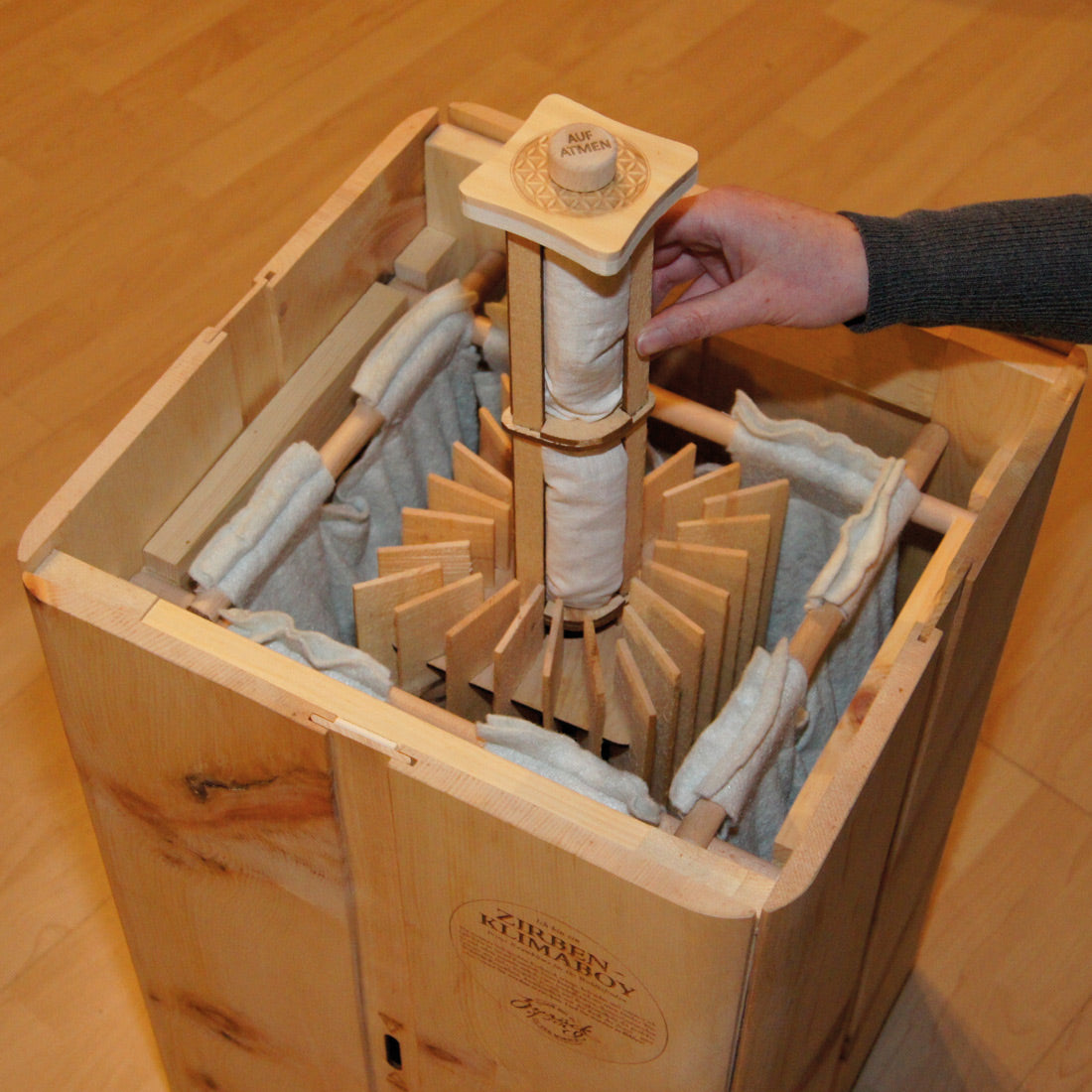 Nachhaltige Klimabox 'Fresh & Free' |  aus Zirbenholz | B 40 x T 40 x H 66 cm